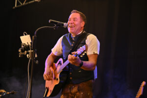 Andy Kraus mit Ovation Gitarre am Pfingstmontag in Wilhermsdorf