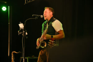 Andy Kraus mit Ovation Gitarre am Pfingstmontag in Wilhermsdorf