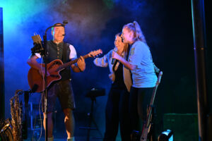 Andy Kraus mit Ovation Gitarre am Pfingstmontag in Wilhermsdorf