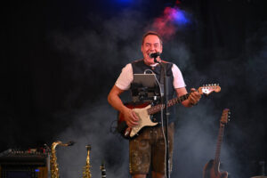 Andy Kraus mit E-Gitarre im Festzelt Caldolzburg 2025