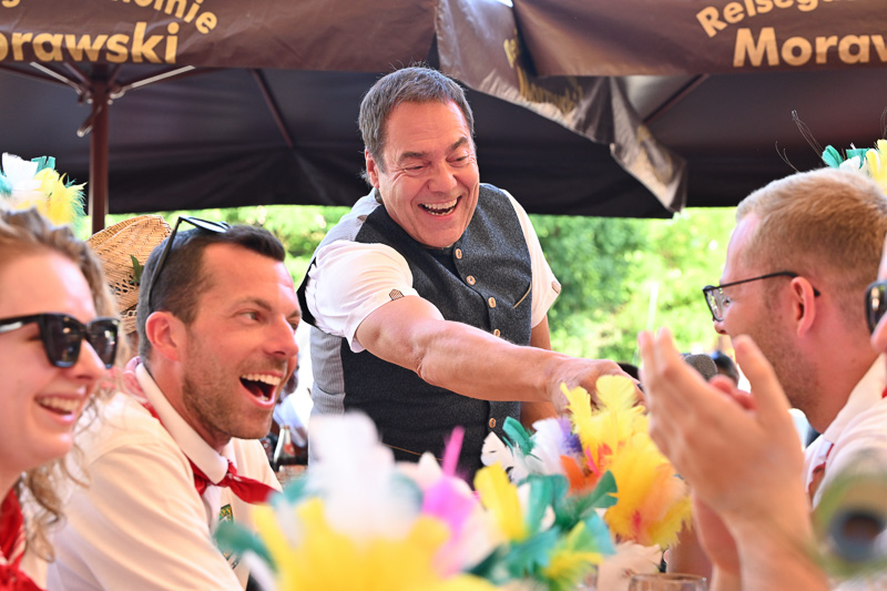 Andy Kraus aktiv mit den Kärwaburschen im Festzelt in Caldolzburg 2025