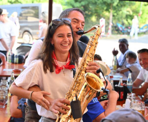 Andy Kraus mit Tenor Saxophon und Kärwa Madl im Festzelt in Caldolzburg 2025