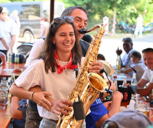 Andy Kraus mit Tenor Saxophon und Kärwa Madl im Festzelt in Caldolzburg 2025