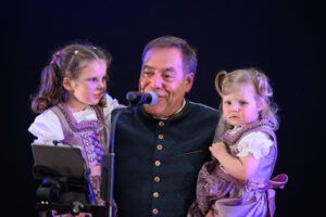 Alleinunterhalter Andy Kraus mit Enkeltochter Anna und Lisa